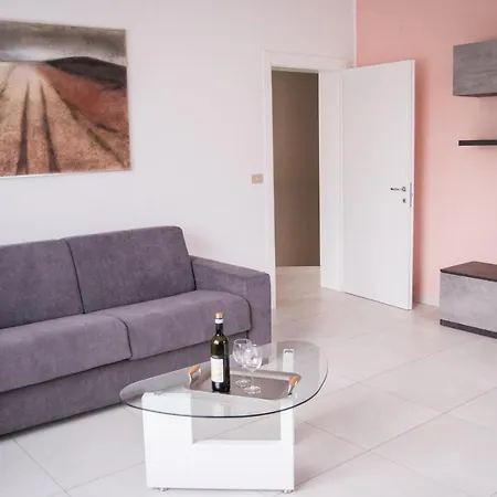 Iris Apartment *